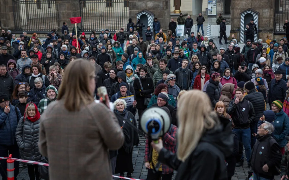 Demonstraci u Pražského hradu organizoval spolek i v dubnu 2022