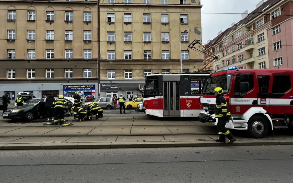 V Koněvově ulici se střetla tramvaj s autem. Hasiči vyprostili dvě osoby