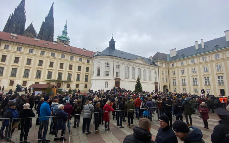 Na druhém nádvoří Pražského hradu začíná shromáždění Milionu chvilek