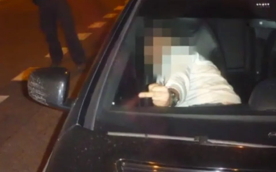 VIDEO: Řidič se pokoušel usnout na zemi vedle auta. Nakonec se vyspal na záchytce