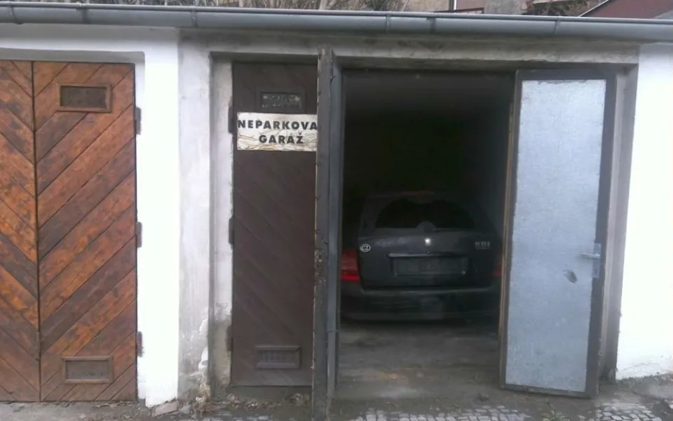 V garáži bylo schováno kradené auto.