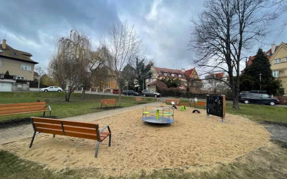 Hřiště na Hanspaulce má novou houpačku, kolotoč i písek. Potěší i dospělé