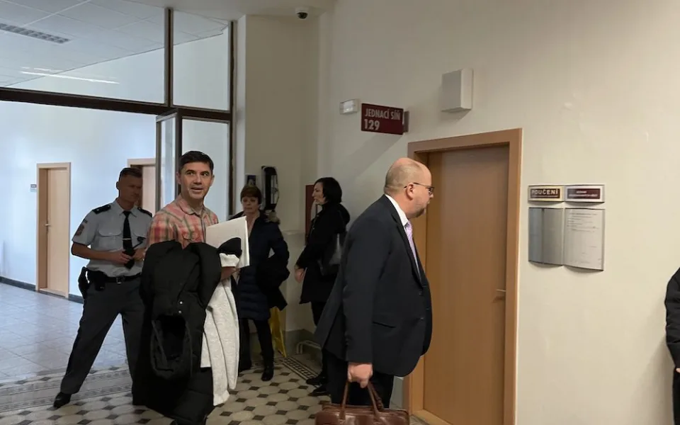 Pořadateli protivládních demonstrací zrušil soud insolvenci. Je to politický proces, komentoval Vrabel