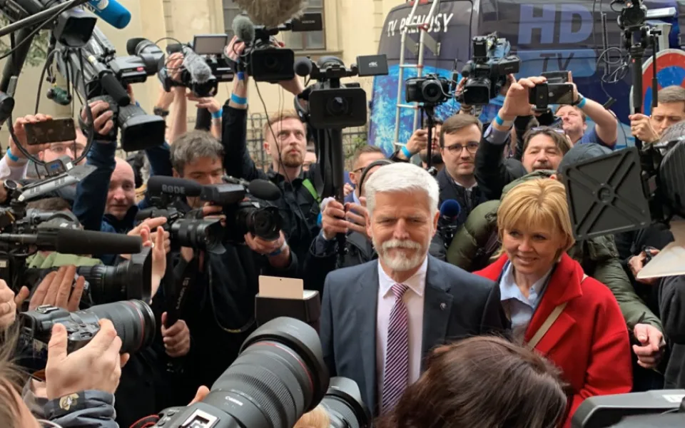 Volební místnosti se uzavřely. Začalo sčítání, novináři očekávají ve štábech prezidentské kandidáty