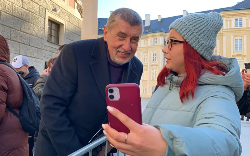 VIDEO: Babiše nepustili do kostela, tak se šel ukazovat do fronty na klenoty