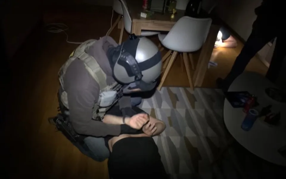 VIDEO: Policie v Praze dopadla v špičku ruskojazyčné mafie