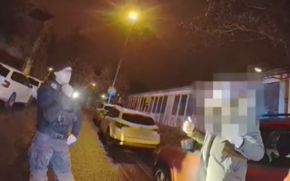 Opilý řidič se ptal strážníků, zda mají oprávnění ho zastavit, pak volal mamince