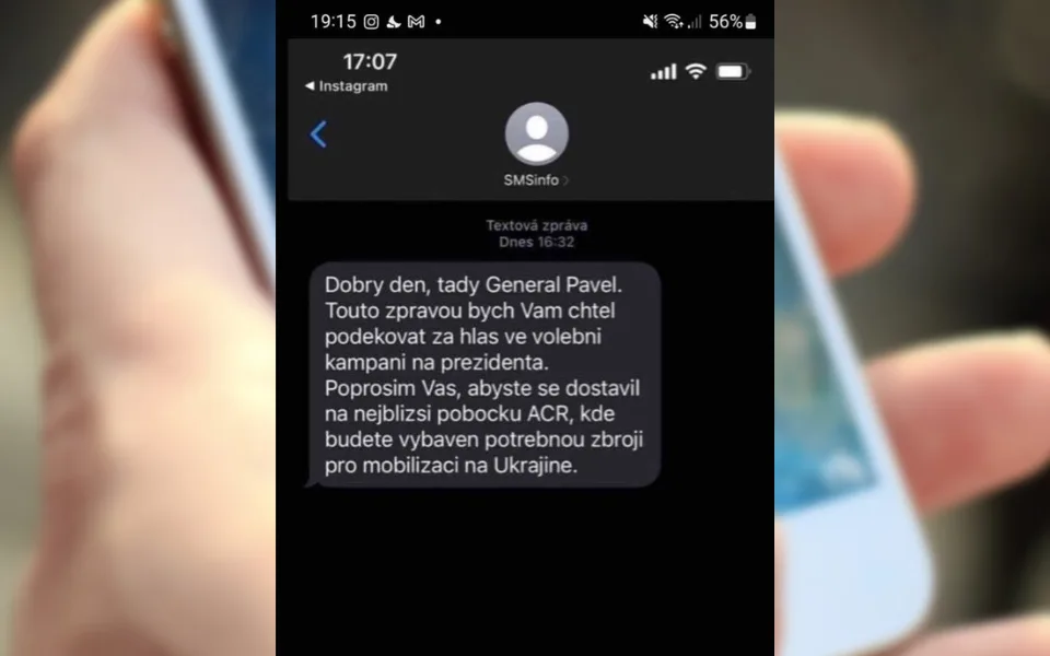 Běžte si pro zbroj k mobilizaci, píše lidem falešný Pavel. Policie zprávu řeší