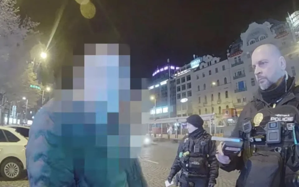 Opilec boural, schoval se v baru a pak urážel strážníky.