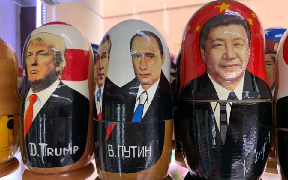 Putin se stále objevuje mezi suvenýry v Praze. Někde jde o podpultovku