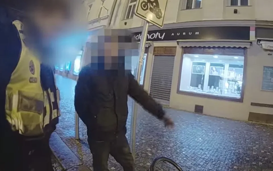 VIDEO: Pacienti a pojištěnci. Opilec zmateně vysvětloval zničení sdíleného kola