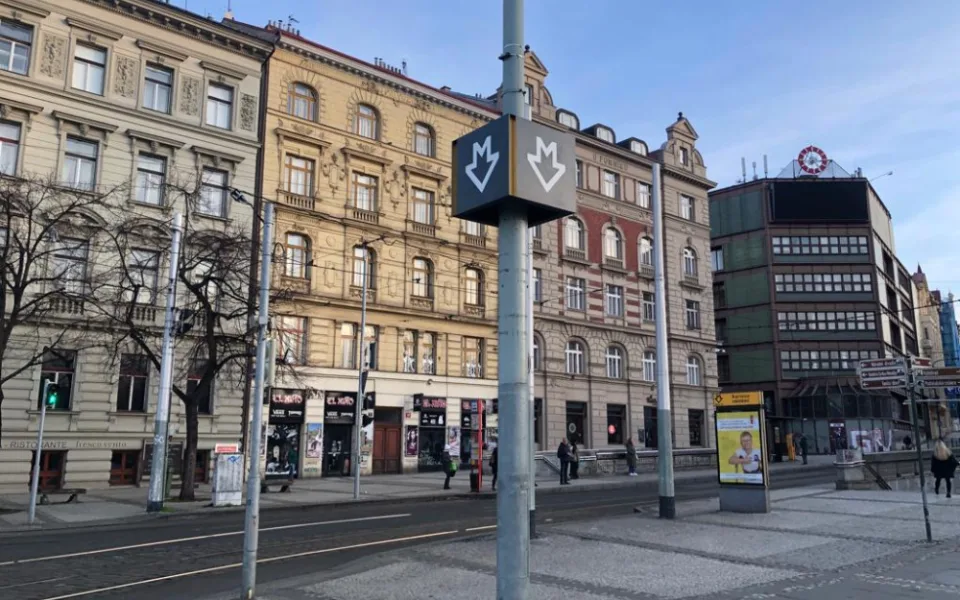 Návštěvníci by podle krychle měli lépe najít vstup do metra.