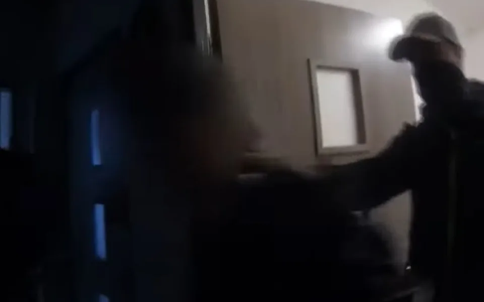 VIDEO: Mladík při nákupech aut předstíral, že přes telefon posílá peníze prodejcům