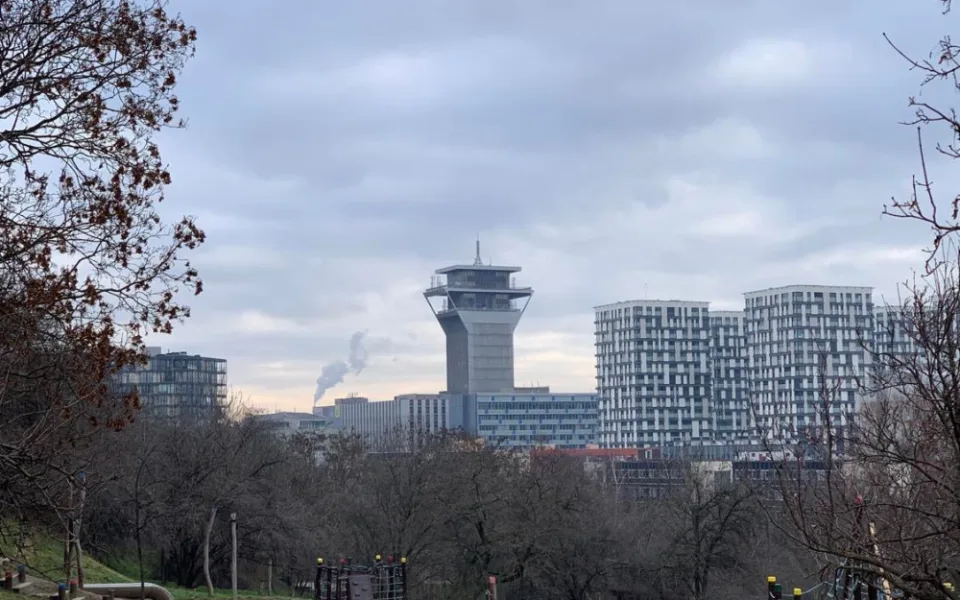 VIDEO: Pražský Mordor jde k zemi. Kvůli azbestu na bourání dohlížejí hygienici