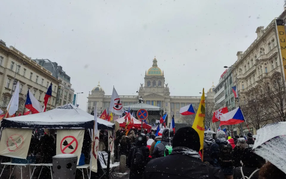 Demonstranti na Václavském náměstí kritizují vládu i Petra Pavla. Sešlo se několik stovek lidí