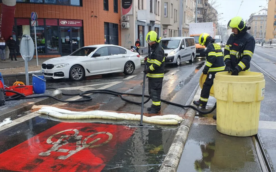 Hasiči řešili únik nafty po srážce automobilu, tramvaje a posypového vozu
