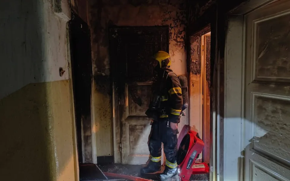 V Nuslích hořel byt, přes šedesát lidí muselo být evakuováno