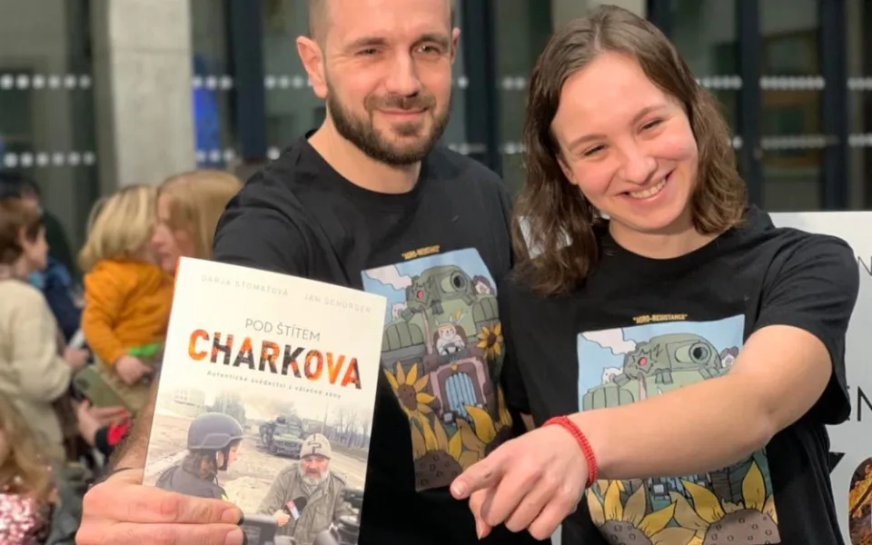 Válečná reportérka Darja Stomatová pokřtila knihu Pod štítem Charkova