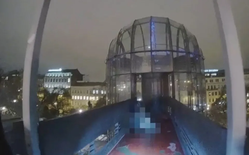 VIDEO: Mladík chtěl skočit z lávky u hlavního nádraží. Zachránil ho bezdomovec