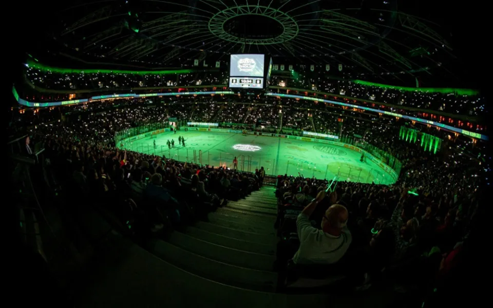 Sparťani rozsvítili O2 arenu a vzdali hold hasičům, policistům, zdravotníkům i armádě