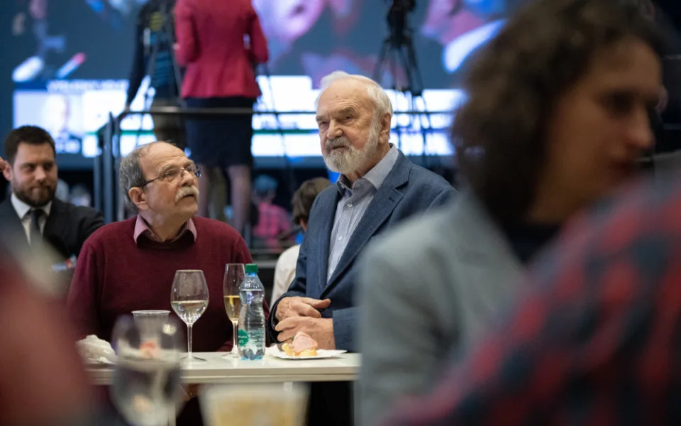 FOTOGALERIE: Podívejte se do zákulisí Pavlova štábu. Přišli umělci i politici
