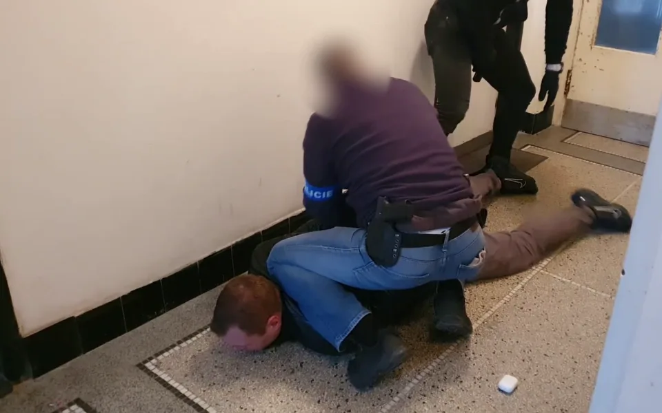 Muže už zadržela policie.