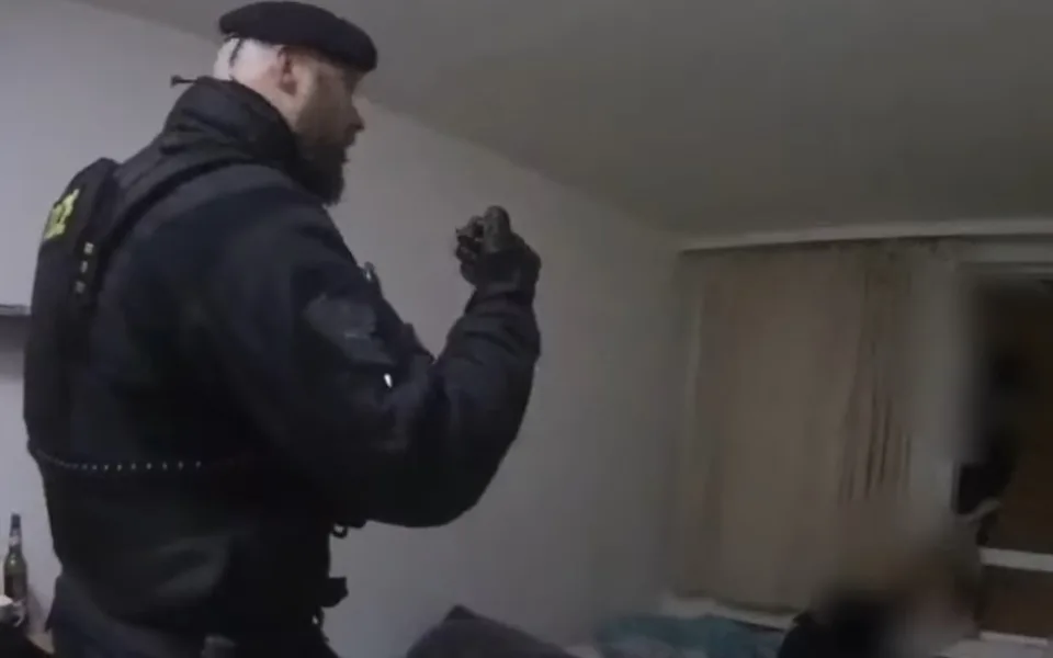 VIDEO: Hlavně v klidu, dáme cígo. Policisté zachránili muže před skokem z paneláku