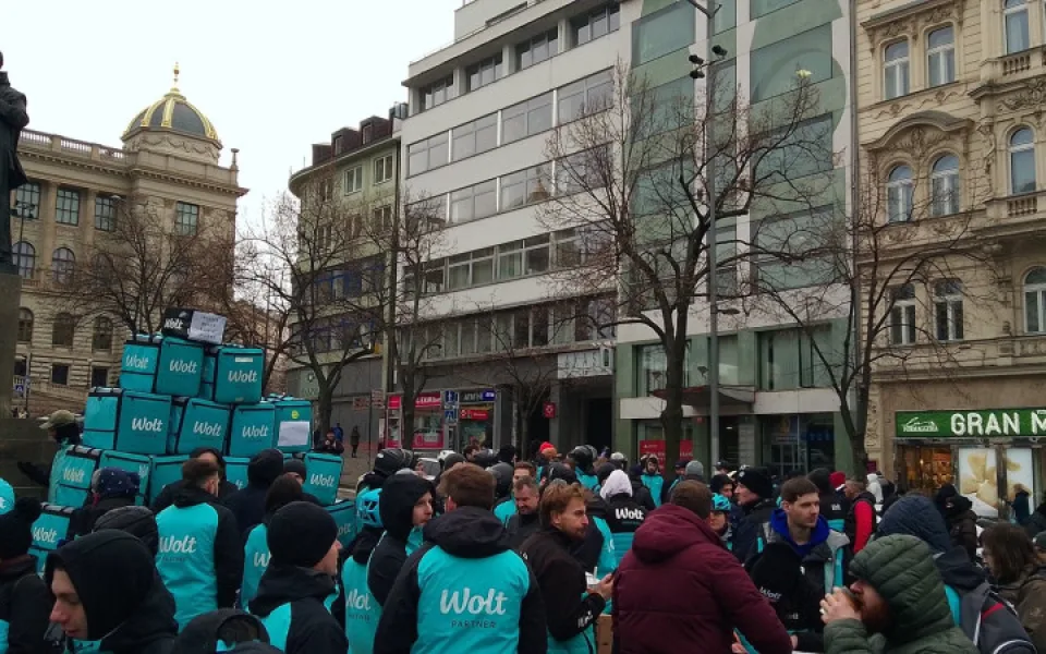 VIDEO: Wolt = bída. Kurýři protestovali v centru Prahy kvůli nízkým platům