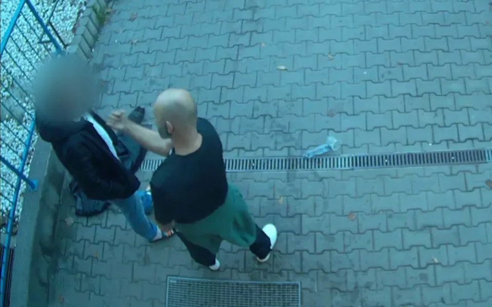 Jednoho z cizinců museli ošetřit v nemocnici.