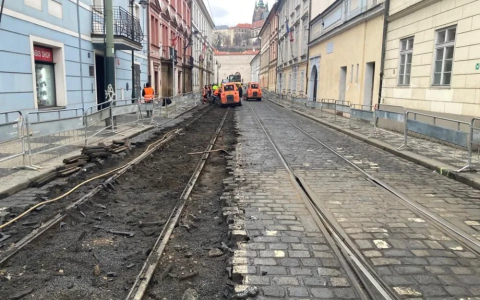 Dopravní kolaps se nekoná. Oprava kolejí na Malé Straně jde zatím podle plánu