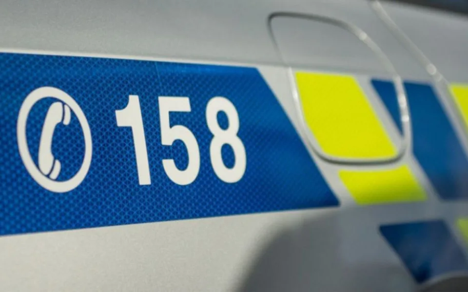 Třináctiletá dívka mluvila o sebevraždě, pak nepřišla do školy. Pátrá po ní policie
