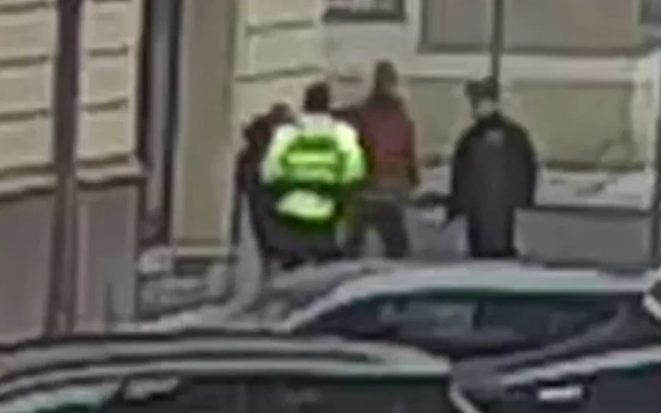 VIDEO: Agresor bil muže v centru Prahy. Napadl i strážníka