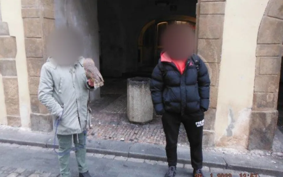 Strážníci zachránili sovy pálené před týráním. Podvodníci vybírají peníze za fotky se zvířaty