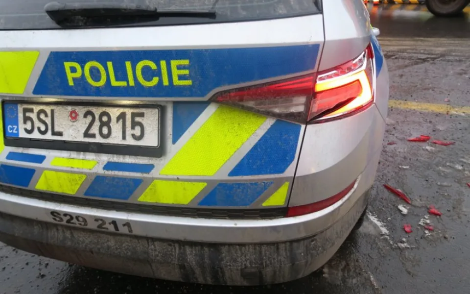 Policisté řídili provoz. Někdo jim mezitím naboural auto a ujel