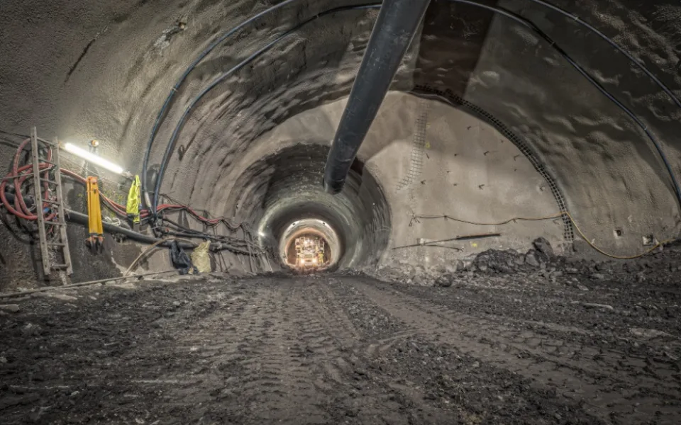 Ražba tunelu metra D.