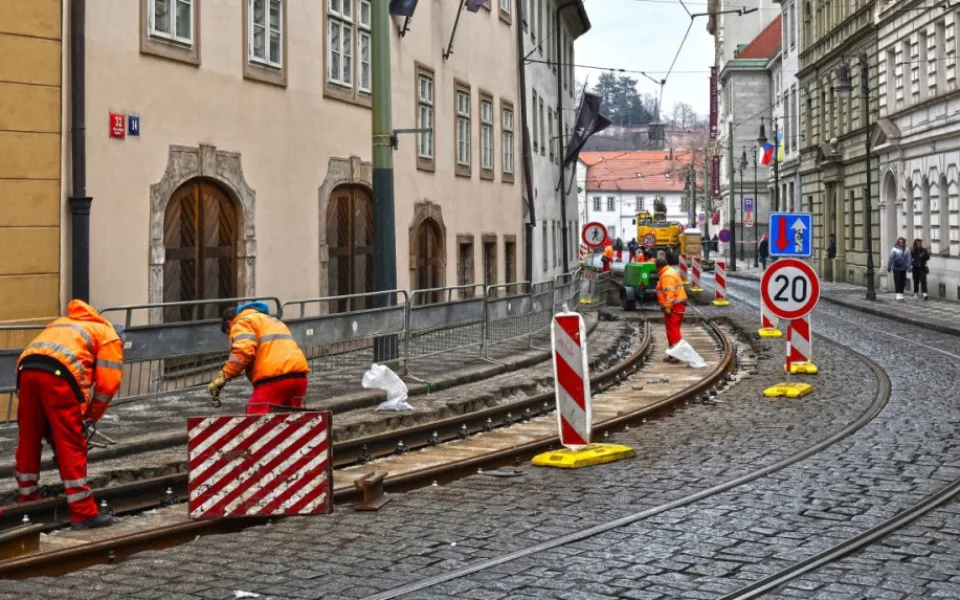 Výměna kolejí na Malé Straně.
