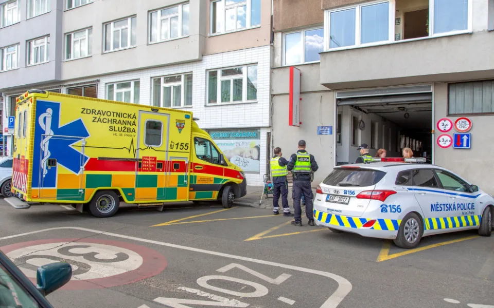 Seniorka upadla a uvízla mezi sprchou a toaletou. Život jí zachránil kamarád, který zavolal strážníky