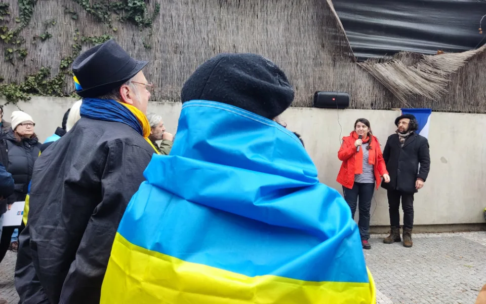 Desítky lidí se přišly pomodlit před ukrajinské velvyslanectví