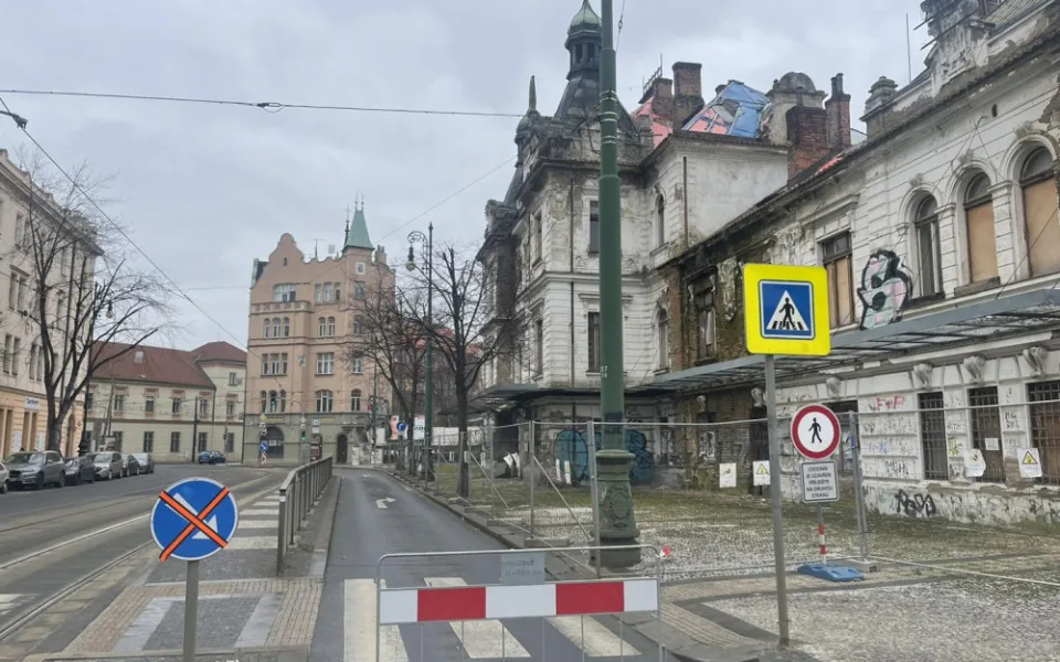 Padající omítka z nádraží Vyšehrad přerušila dopravu. Budoucnost objektu je stále nejistá