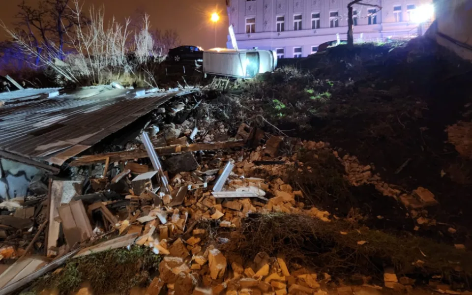 V Praze se v noci utrhl svah s kusem silnice, chodníkem a budovou