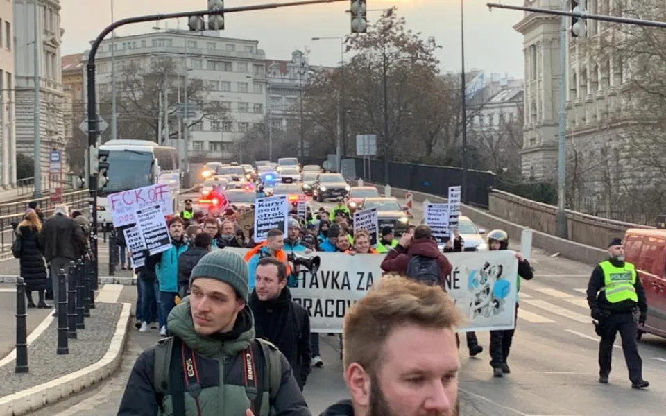 VIDEO: Kurýři Woltu blokovali dopravu na magistrále. Žádají vyšší odměny