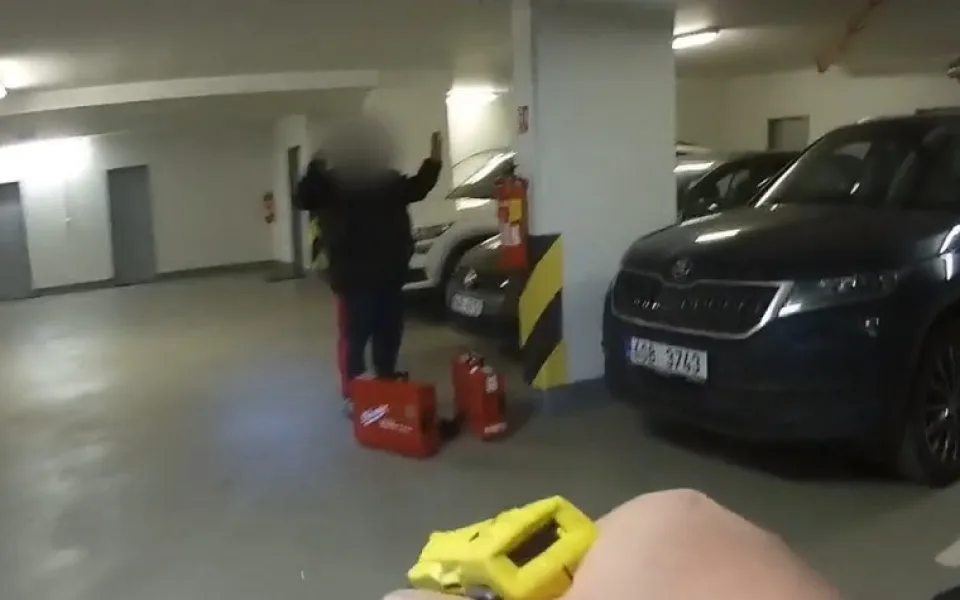 VIDEO: Zloději v podmínce kradli v garážích. Policie je chytila při činu