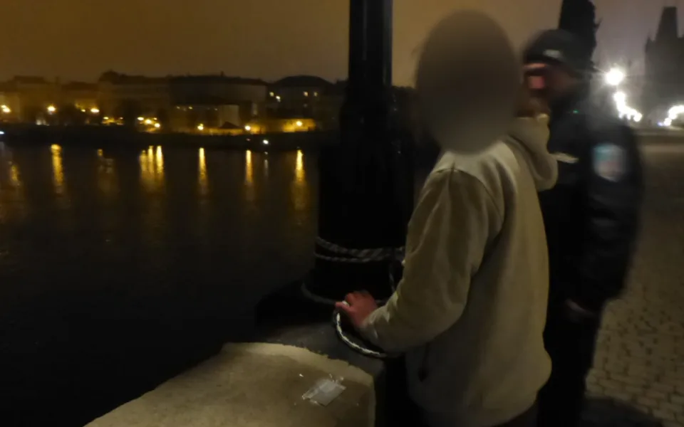 Muže strážníci odvezli do nemocnice.