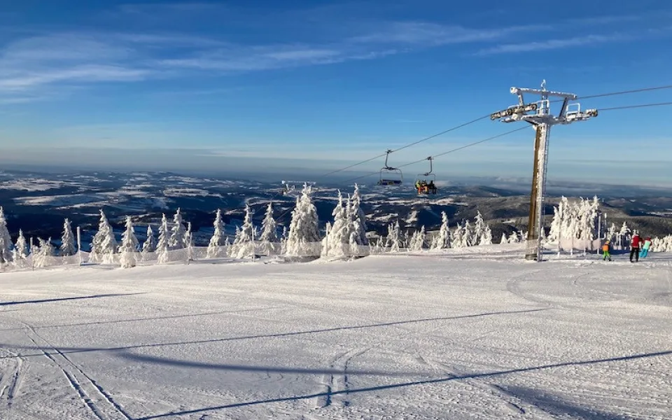 Skiareál Rokytnice nad Jizerou nabízí dlouhé, široké sjezdovky a pro děti Funpark