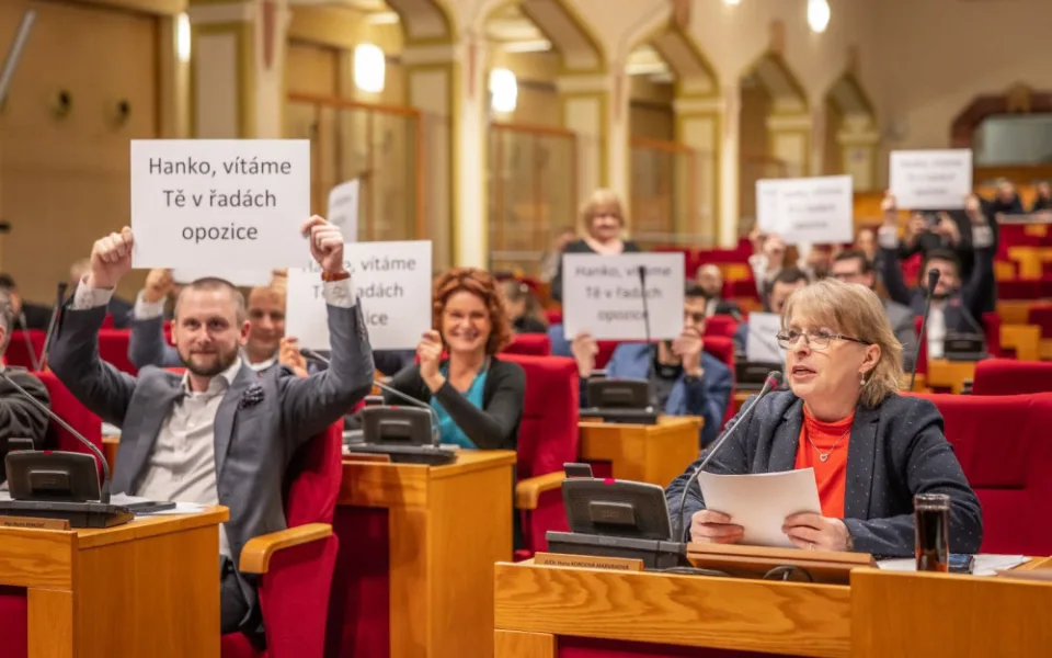 Hana Kordová Marvanová při zasedání zastupitelstva