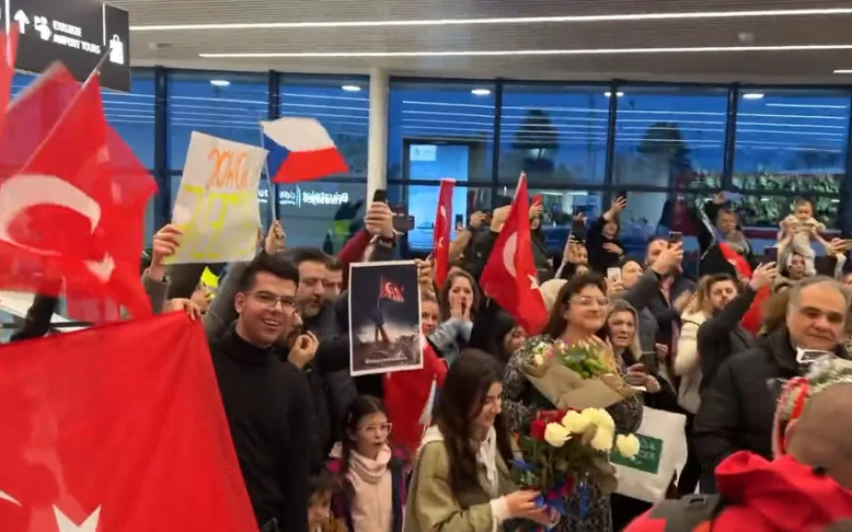 VIDEO: Čeští hasiči se vrátili domů. Na letišti jim tleskali zástupci turecké menšiny