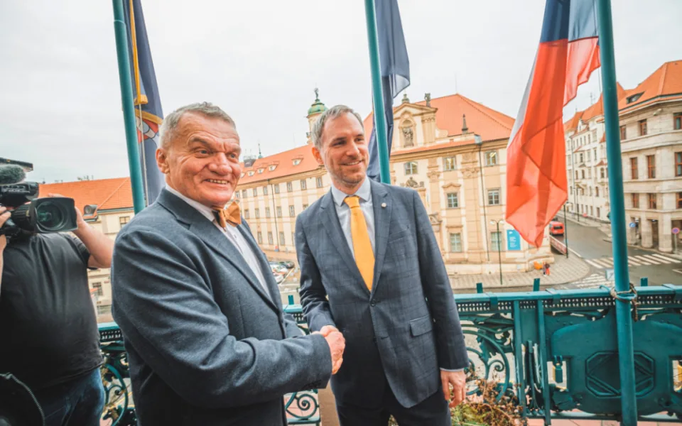 Hřib předal žezlo ve formě klíče od kanceláře a flashdisku