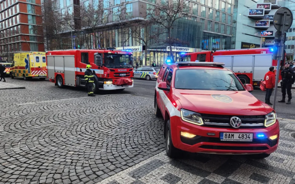 K opuštěnému kufru na Andělu byl zavolán pyrotechnik. Nic nebezpečného nenašel