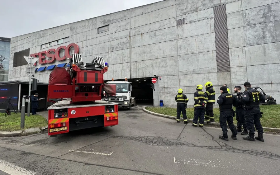 VIDEO: Z fasády OC Nový Smíchov se uvolnil kus betonu. Hasiči místo uzavřeli