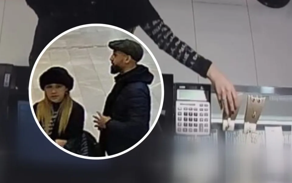VIDEO: Dvojice kradla šperky. Muž zabavil prodavačku, žena strčila klenoty do kabelky